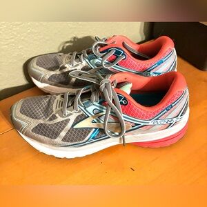 Brooks R7 , Ravenna .Salmon , Grey & White